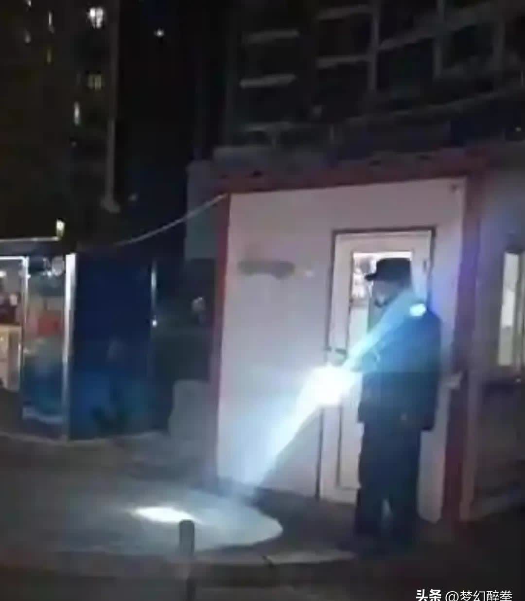 当扫地机器人学会越狱：凌晨三点在小区遛弯被保安抓获的简单介绍