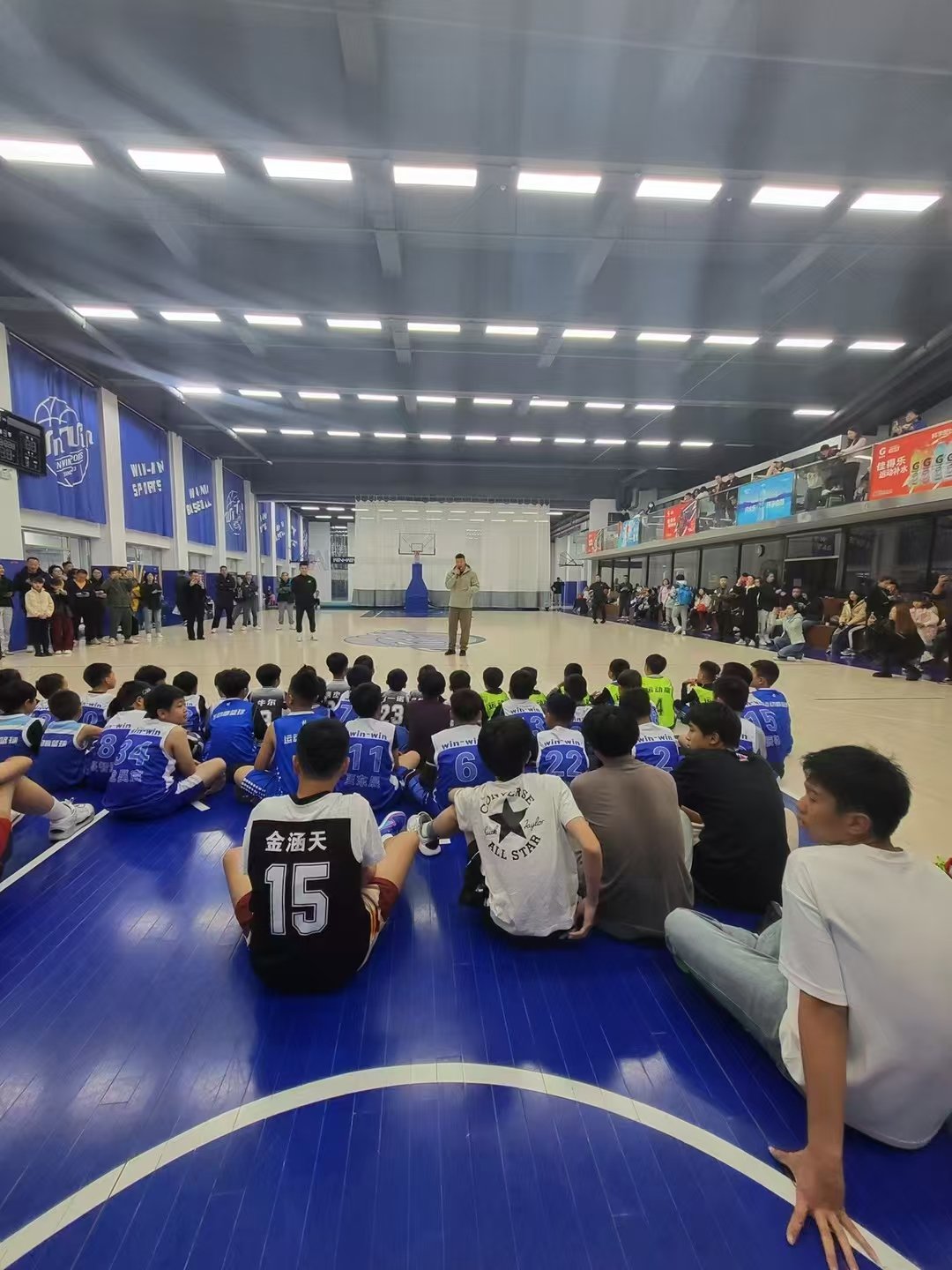 包含球场上精彩比拼，球员们奋勇拼搏的词条