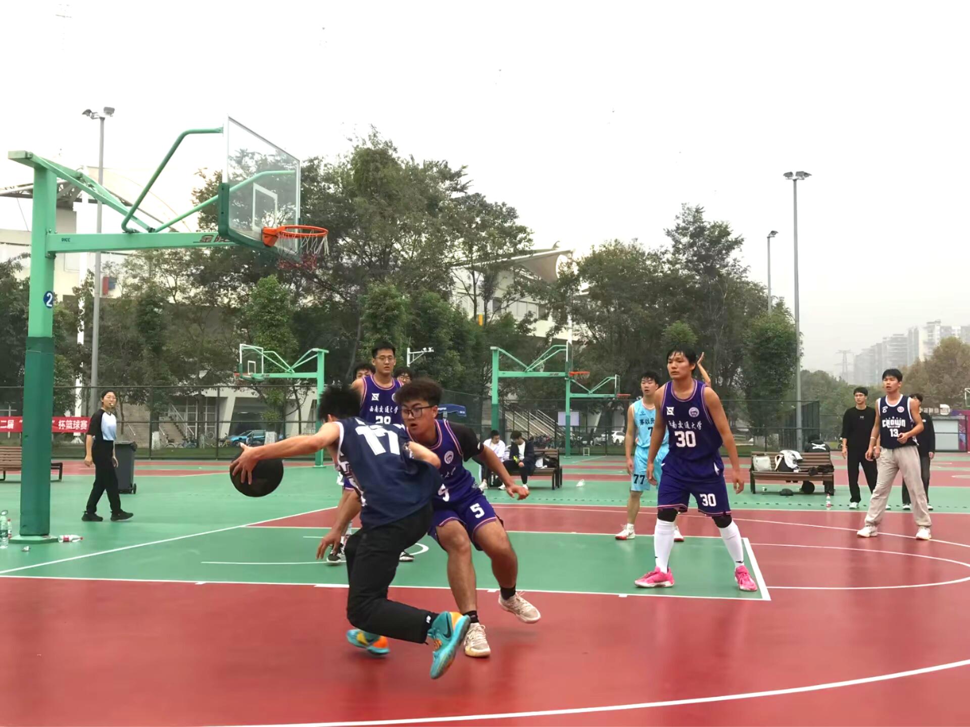 篮球赛场上的激烈竞争，球员们全力以赴 