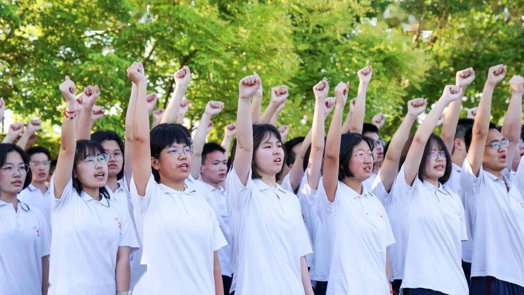 胜利在望的足球对抗赛，女选手乘胜追击 